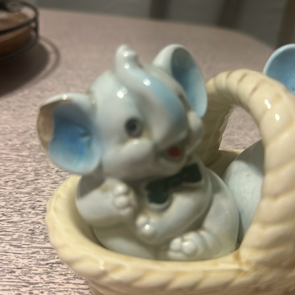 Vintage Elephant‎ Salt and Pepper in a basket - Picture 4 of 8